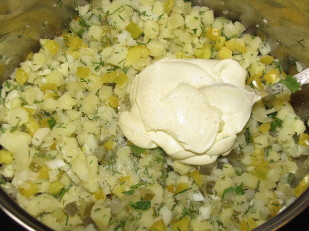 Картофельный салат. Добавить майонез и посолить
