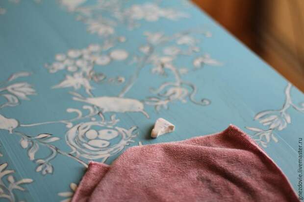 Расписываем бабушкин сундук, шкаф, стол и тумбочку краской по мебели