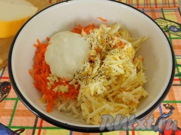 Салат поперчить и посолить по вкусу, добавить майонез.