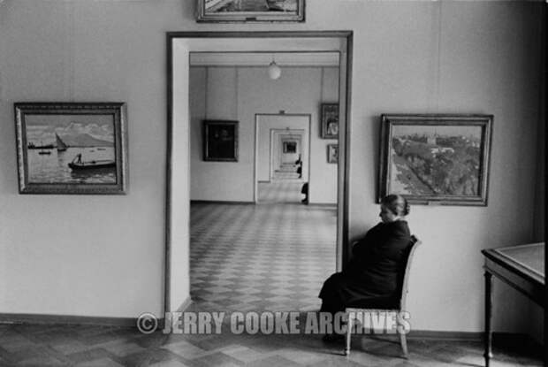 leningrad-guard-in-the-hermitage-russia-1958