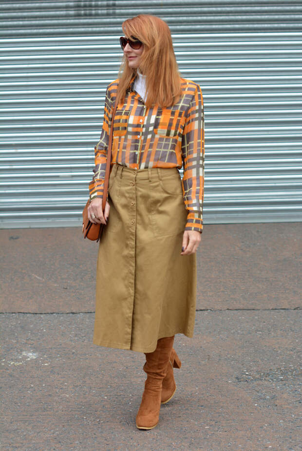 70s style without wearing flared jeans | Midi skirt, boots and roll neck