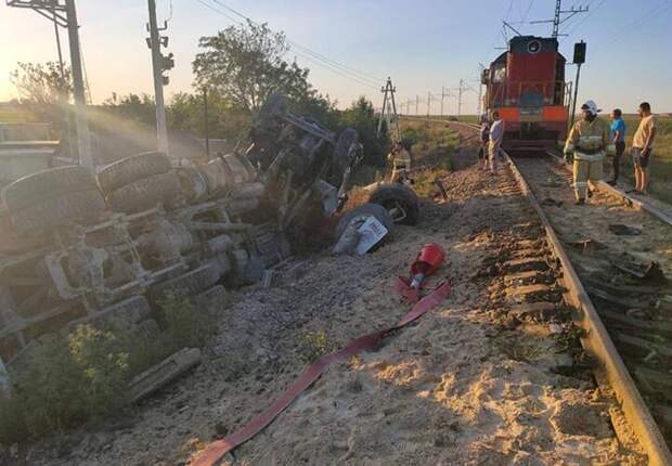 Под Анапой грузовик попал под локомотив: водитель погиб