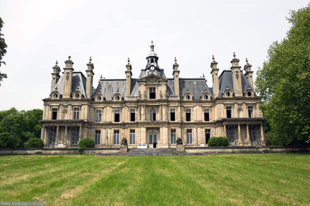Abandoned castles in France 01