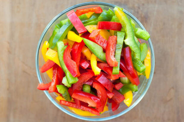Основные ингредиенты салата - разноцветные толстостенные перчики
