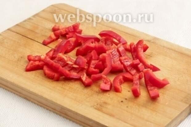 Сладкий перец измельчить произвольно. Маленькие кусочки равномернее распределяются в блюде.