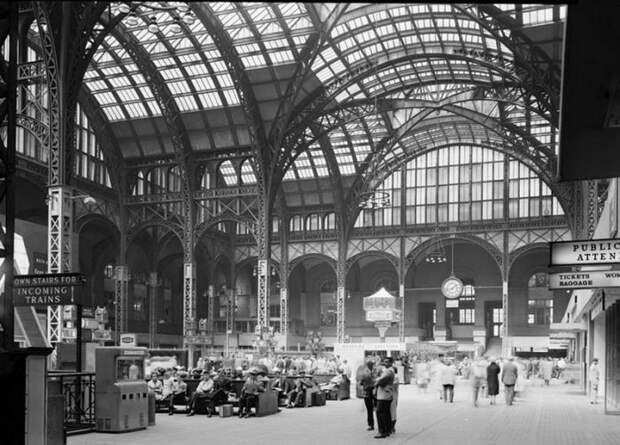 Пенсильванский вокзал, Нью-Йорк Выстроенный в 1905-10 годы Пенсильванский вокзал стал крупнейшим архитектурным комплексом в стиле бозар на территории США. Ворота, ведущие в здание, напоминали Бранденбургские в Берлине, а зал ожидания был оформлен в стиле терм Каракаллы. Вокзал быстро стал визитной карточкой города и одой из главных достопримечательностей Манхэттена. В 1963 году без предварительного общественного обсуждения вокзал снесли, а на его месте построили офисный центр. Спустя годы на фундаментах старого вокзала был возведен новый, однако новое сооружение не имеет внятного архитектурного стиля. 