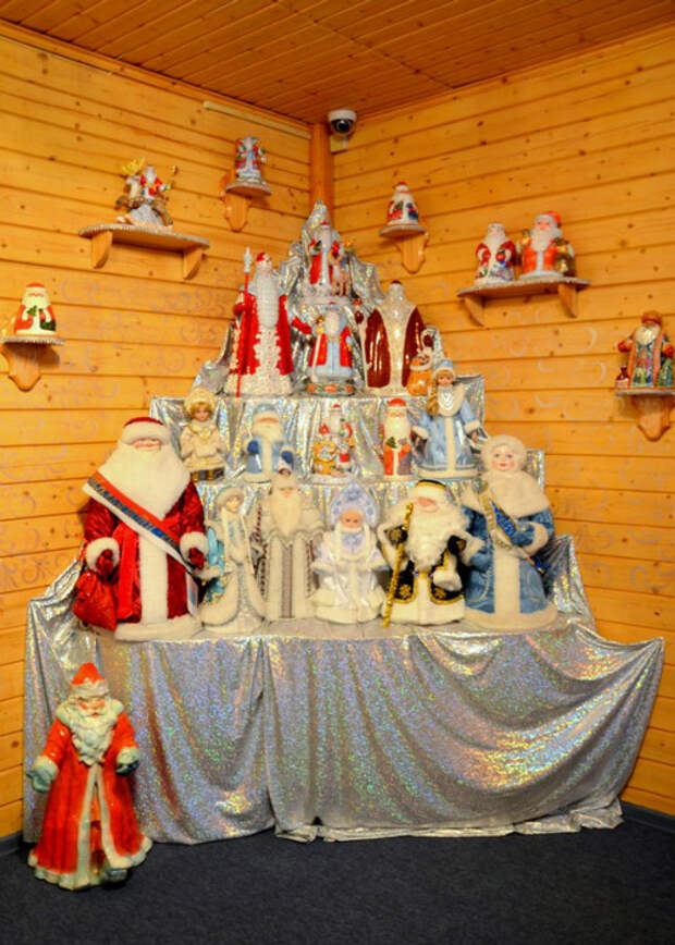 Коллекции Снегурочек и Дедов Морозов хранятся на стеллажах и подвесных полочках