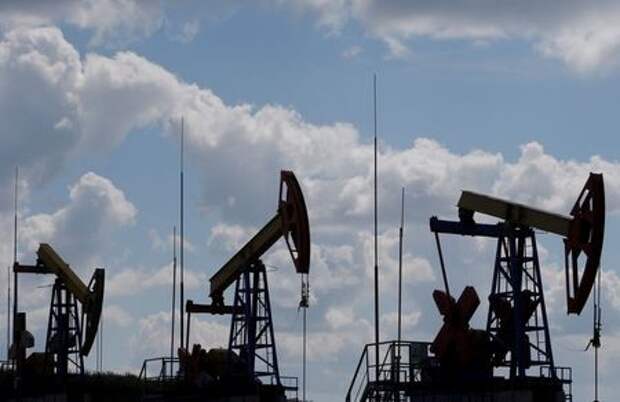 Станки-качалки на нефтяном месторождении Татнефти вблизи Альметьевска, 27 июля 2017 года. REUTERS/Sergei Karpukhin