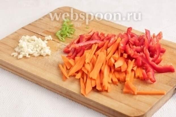 Морковь и перец нарезать не очень мелкой соломкой. Жгучий перец и чеснок измельчить как следует.