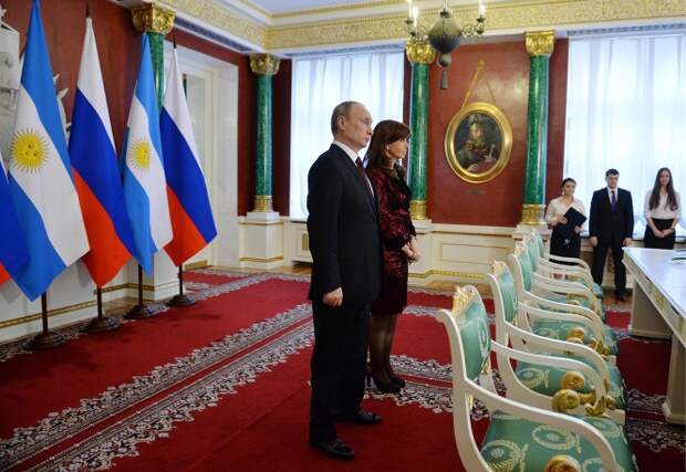 Президент РФ Владимир Путин и президент Аргентины Кристина Фернандес де Киршнер на церемонии подписания совместных документов по итогам переговоров в Кремле