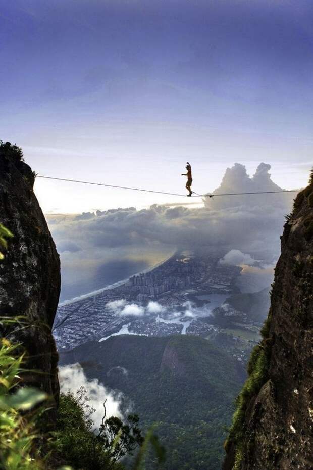 Слэклайнер Брайан Мосбо совершает прогулку по канату на высоте 850 метров. Рио-де-Жанейро, Бразилия. фото, экстрим, это интересно