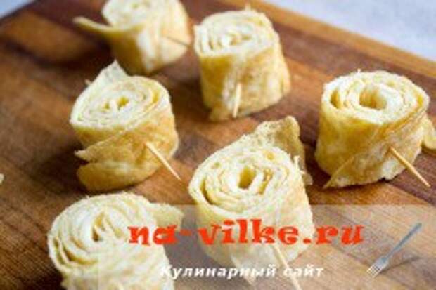 Яичные рулетики с красной икрой на шпажках