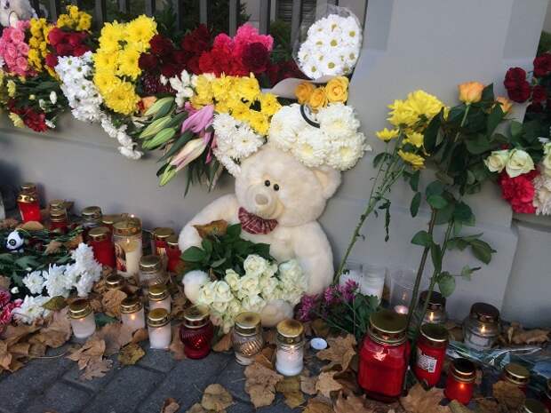 Цветы и свечи у посольства РФ в Риге, Латвия