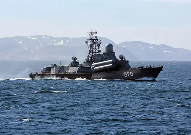 Малый ракетный корабль Северного флота «Рассвет» выполнил артиллерийские и зенитные стрельбы в Баренцевом море