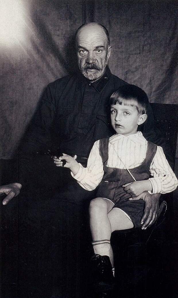 1021 Игорь Дмитриев с дедом, бывшим кавалеристом царской, а после революции - советской армии, Петром Артамоновичем Дмитриевым.jpg