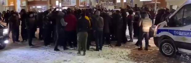Конфликт на Улице Верхние Поля: Начало Столкновения  В Москве на улице Верхние Поля произошло масштабное столкновение между полицией и группой мигрантов.-5