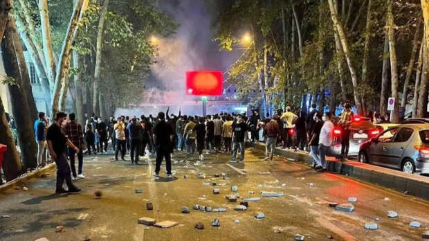 Протесты на севере и северо-востоке Ирана переросли в массовые беспорядки
