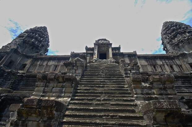 Лестница, ведущая в храм Angkor Wat (Камбоджа). 