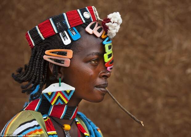 Аборигены украшают свои длинные волосы заколками, которые стали пользоваться большой популярностью в регионе. 