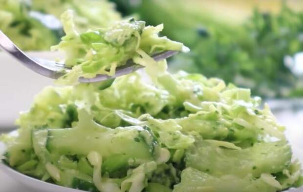 Ресторанный салат «Зелёная Богиня». Всего 2 ингредиента и особая заправка делают капусту нереально вкусной