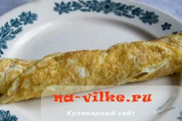 Яичные рулетики с красной икрой на шпажках