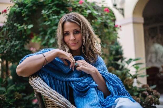 Роковая красавица из «Бандитского Петербурга»: как 56-летняя Евгения Крюкова пережила «векторный» брак, трагедию любимого и дважды обрела счастье