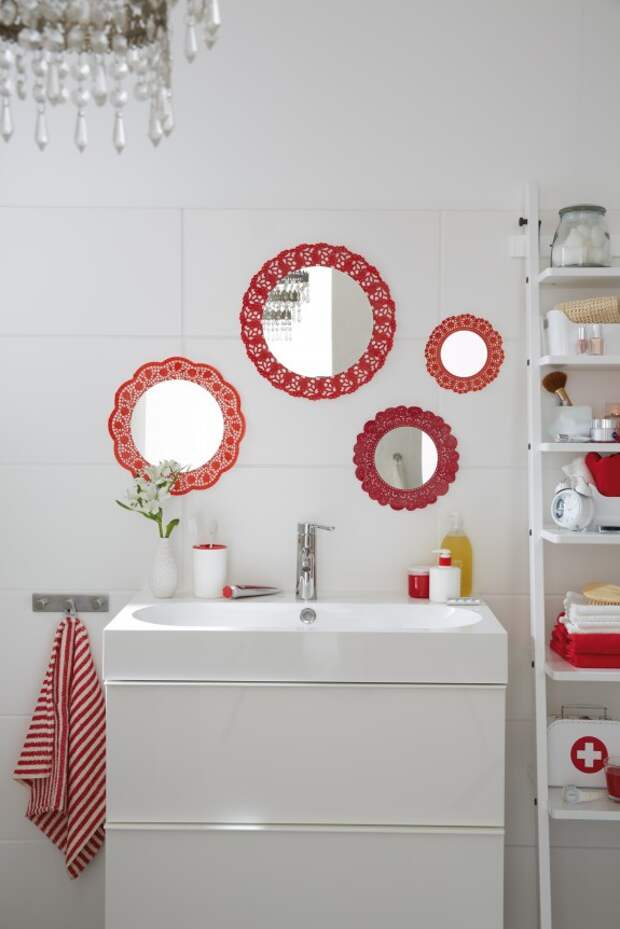 Сочетание различных салфеток, красных и зеркал сделать стене ванной уникальным.