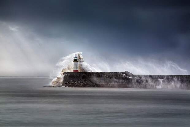Маяк Newhaven Breakwater, Восточный Суссекс, Англия