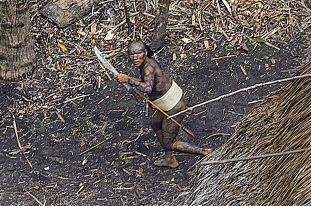 Дикое племя в лесах Амазонии в объективе бразильца