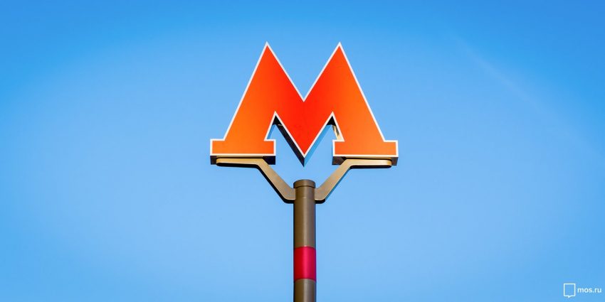 У входа в метро «Полежевская» установили звуковой маяк для слабовидящих