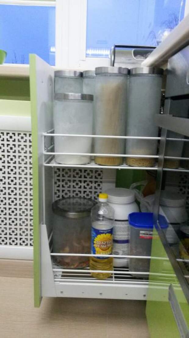 Выдвижные ящики на кухне, хранение продуктов кухня