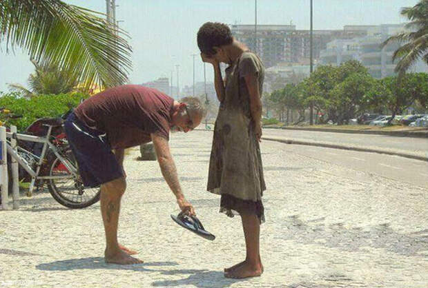 18. Мужчина отдал свою обувь бездомной в Рио-де-Жанейро. добро, люди