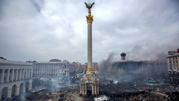Дым от пожаров на площади Независимости в Киеве. Архивное фото