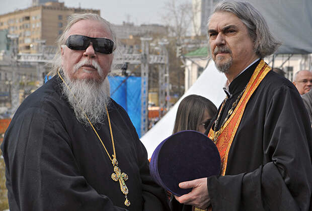 Протоиерей Дмитрий Смирнов (слева) и протоиерей Владимир Вигилянский (справа) во время Молебного пения в защиту веры, поруганных святынь, Церкви и ее доброго имени у стен Храма Христа Спасителя.
