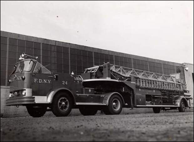 пожарный автомобиль Mack FDNY C85F Aerial Ladder Tractor - поздние 60ые годы 20 века