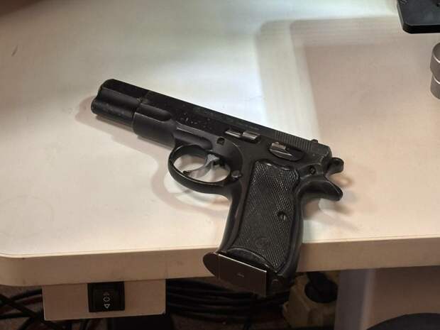 В уборной грузинского кафе в центре Петербурга нашли травматический пистолет