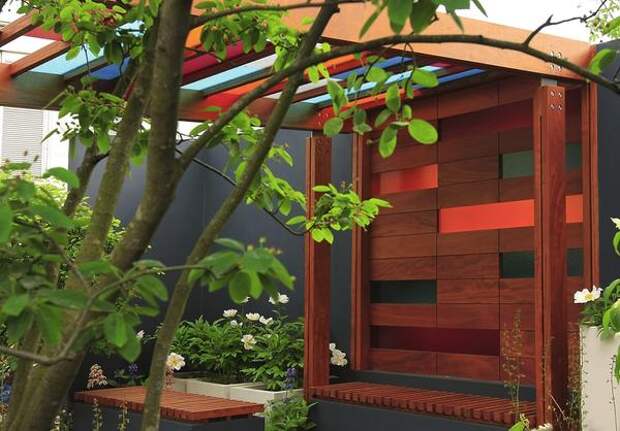 Из полотен разноцветного поликарбоната делают навесы, крыши беседок и садовых павильонов.