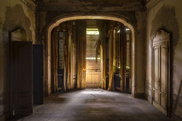Одна из комнат заброшенной итальянской виллы, построенной в нео-ренессанском стиле в конце 19-го века.