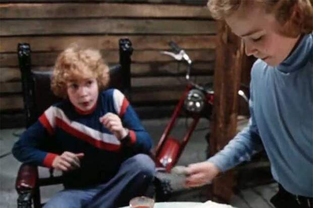 кадр из фильма электроник сережа и сыроежкин обед