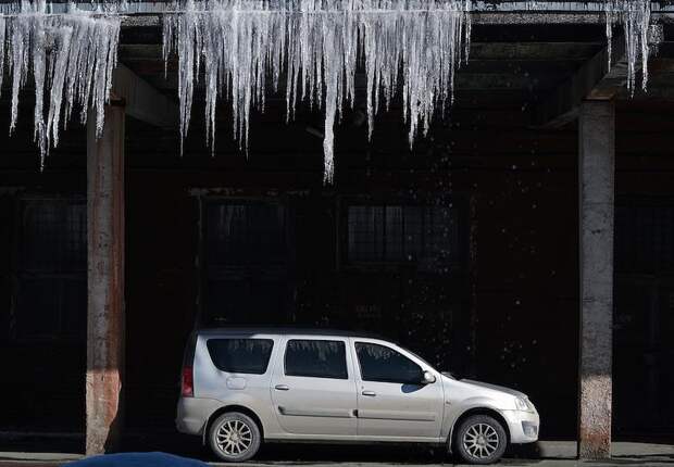 Россиянин получил более миллиона рублей за упавшую на авто сосульку