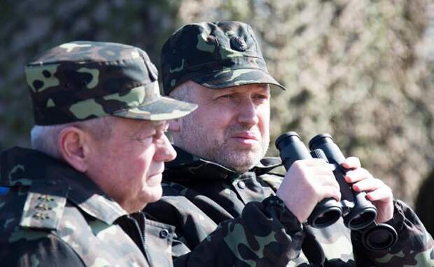Александр Турчинов (справа) на учениях