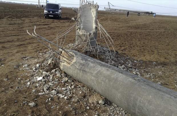 Обломки линий электропередачи около деревни Чаплинка Херсонской области, Украина, 22 ноября 2015 г.