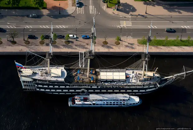 Фрегат «Благодать». Историческая реконструкция трехпалубного линейного корабля конца XVIII столетия. Используется как плавучий ресторан.
