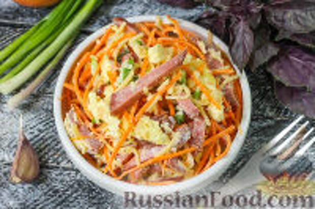 Фото к рецепту: Салат "Быстрее некуда" с колбасой и сыром