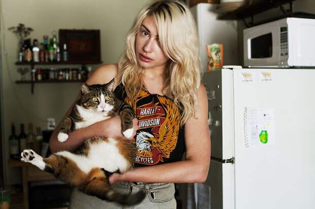 Брайан Виллс, Brianne Wills, девушки со своими котами, девушки с кошками которых они приютили