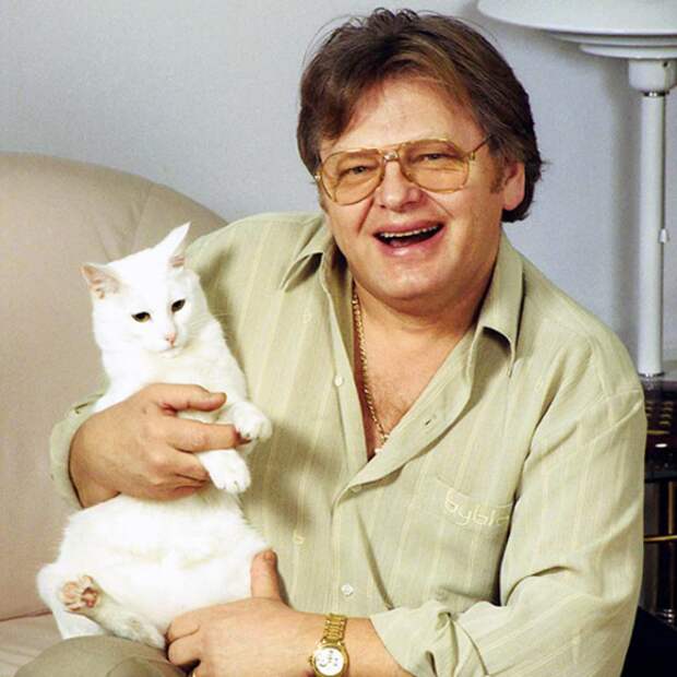 Юрий Антонов и его кошачье семейство