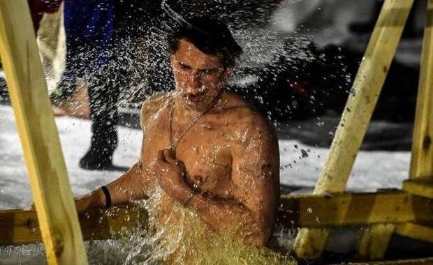 Купание в проруби: традиции и обряды Крещения