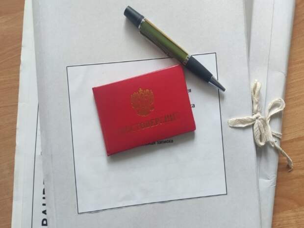 В Кемерове снег с крыши чуть не рухнул на семью с ребенком