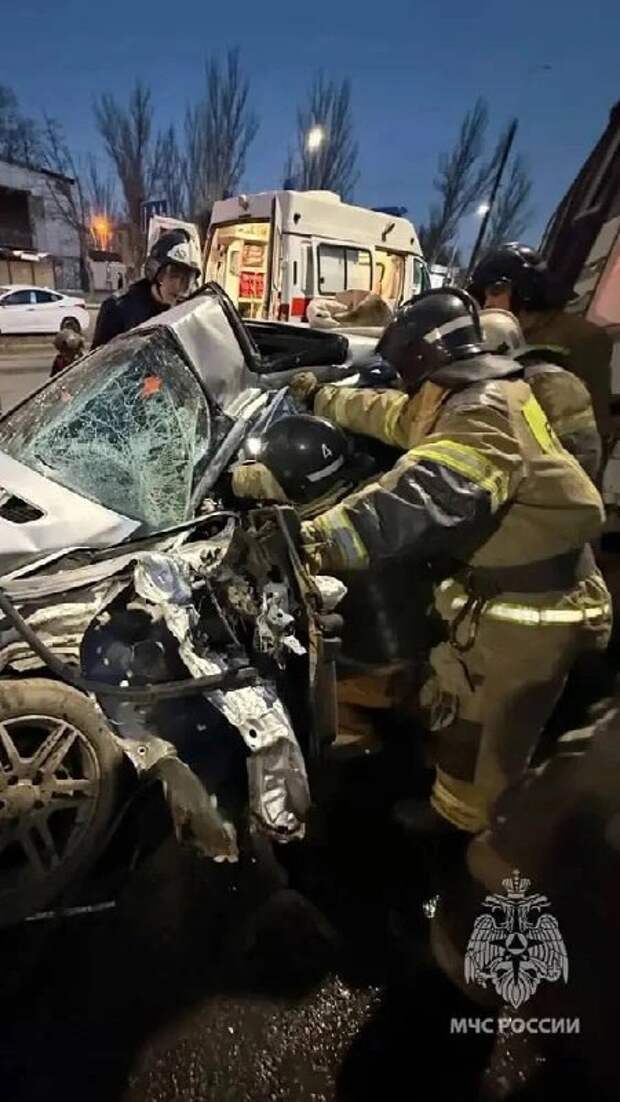 Вечером в Киевском районе Донецка, водитель легкового автомобиля не справился с