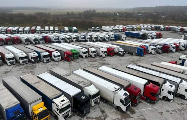 Застрявшие в Белоруссии грузовики